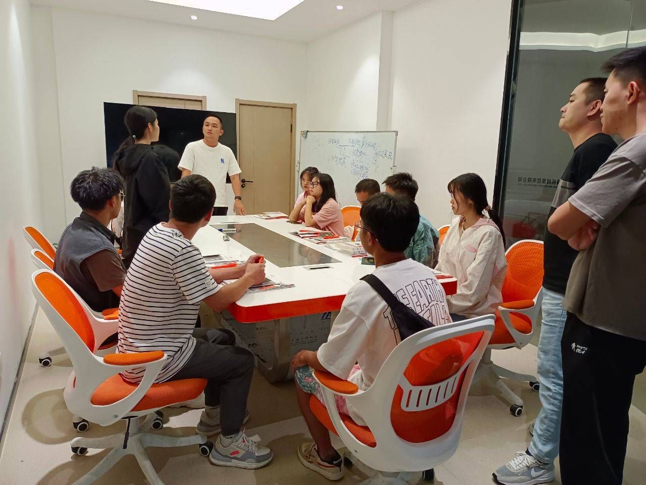 大步流星，執(zhí)夢(mèng)遠(yuǎn)航！第八期飛鷹班結(jié)業(yè)儀式圓滿(mǎn)結(jié)束